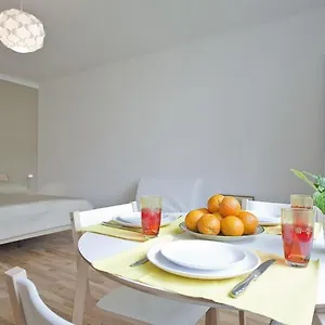 verificați disponibilitatea